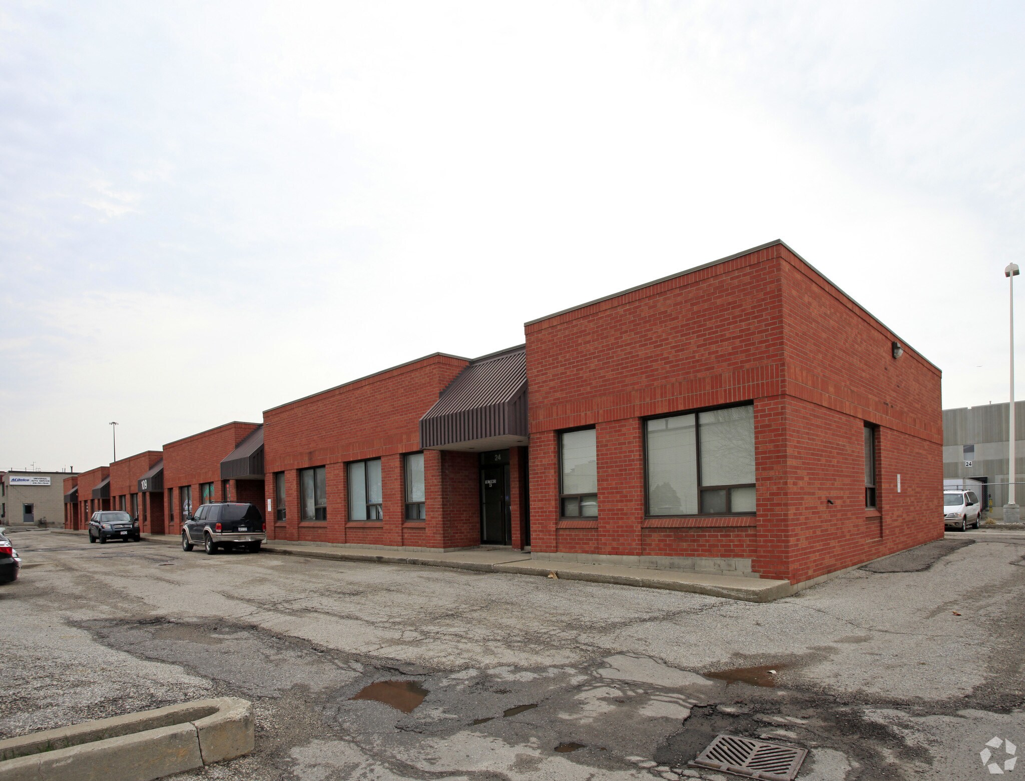 109 Ormont Dr, Toronto, ON for sale Primary Photo- Image 1 of 1