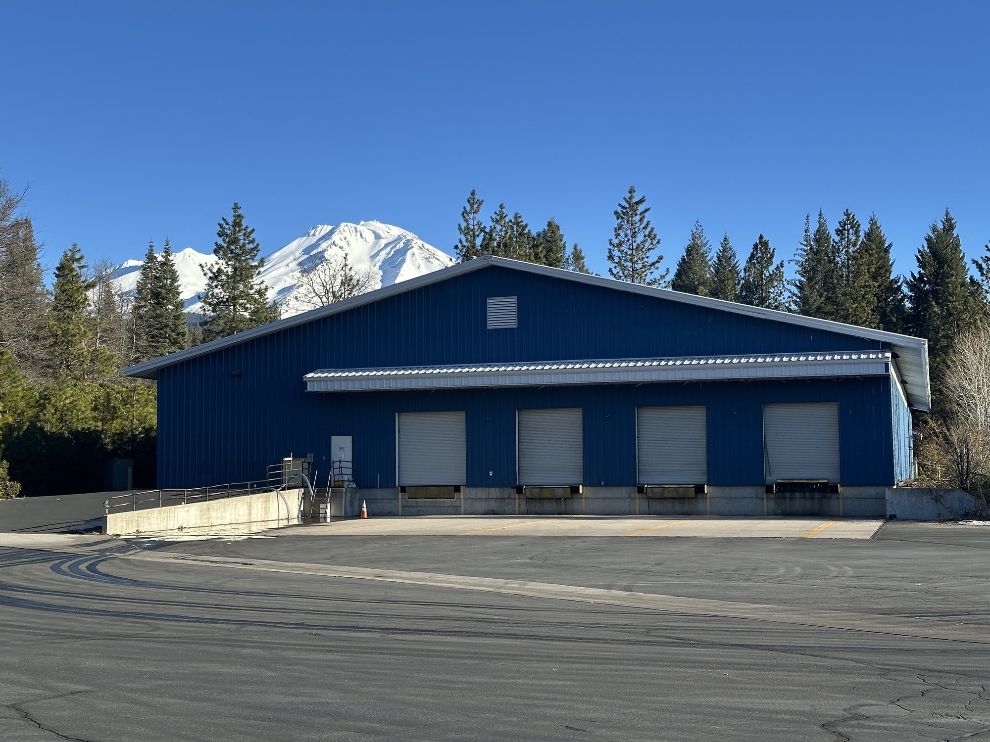 4015 S Old Stage Rd, Mount Shasta, CA for lease Building Photo- Image 1 of 20