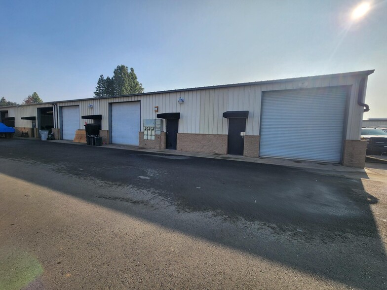 2851 N Sunnyside Ave, Fresno, CA for lease - Building Photo - Image 2 of 8