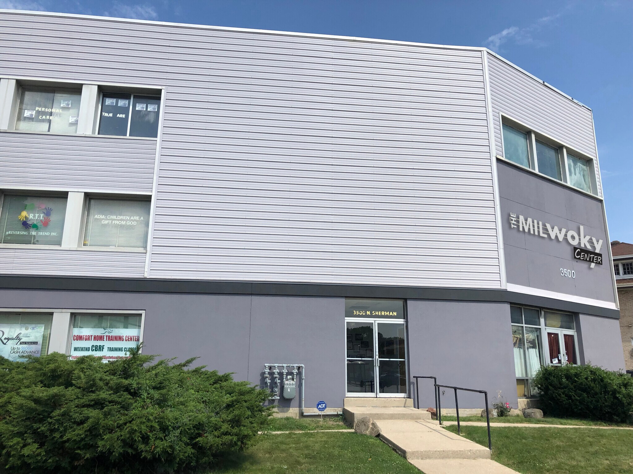 3500 N Sherman Blvd, Milwaukee, WI à louer Photo du bâtiment- Image 1 de 2