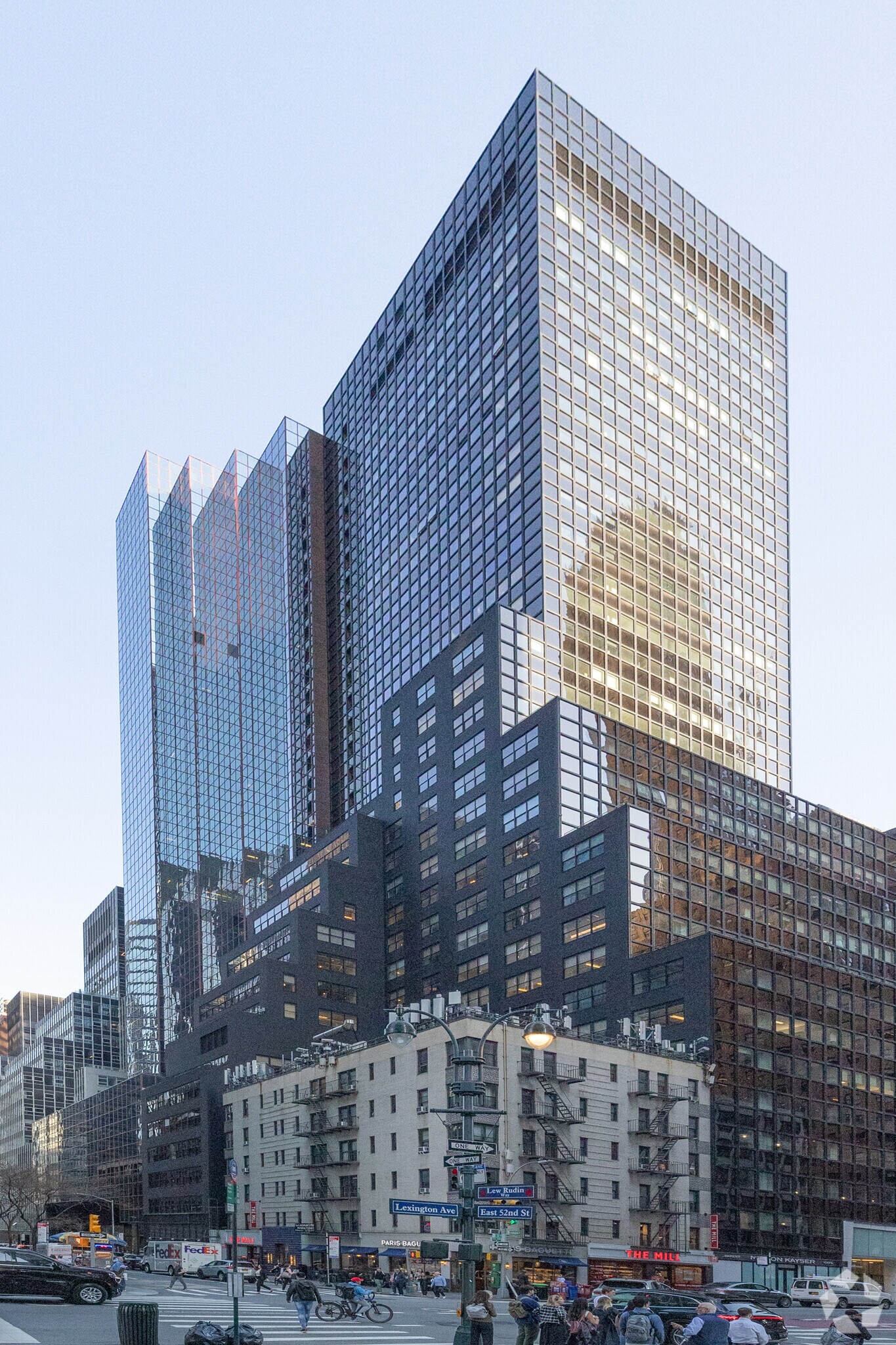 150 E 52nd St, New York, NY à louer Photo du bâtiment- Image 1 de 16