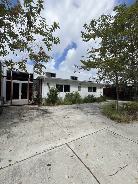 6240 NE 4th Ct, Miami, FL à louer - Photo du bâtiment - Image 1 de 8