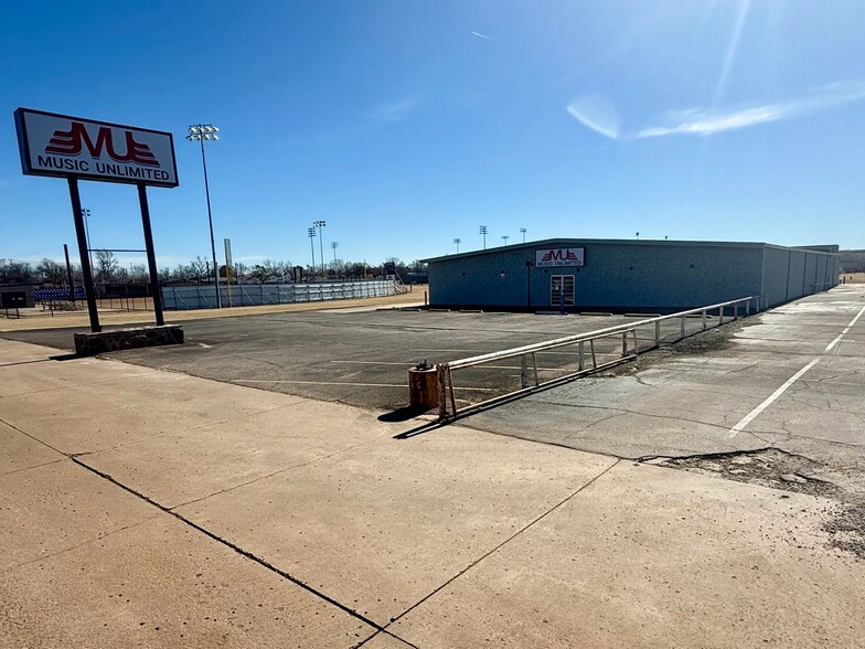 1109 W Kickapoo Spur St, Shawnee, OK à vendre - Photo du bâtiment - Image 2 de 18