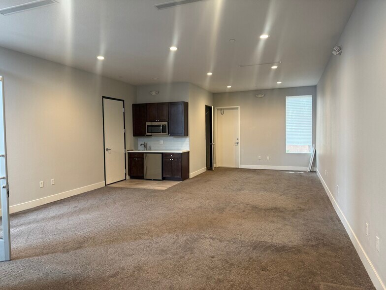 7318 W Post Rd, Las Vegas, NV à vendre - Photo du bâtiment - Image 3 de 10