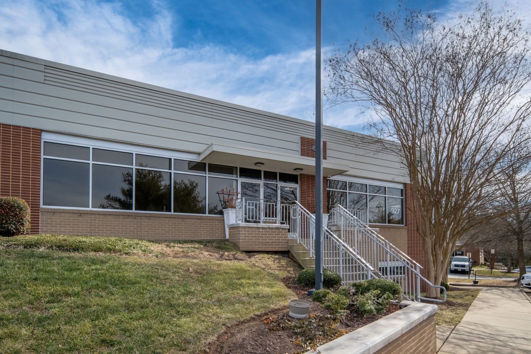 927 Maple Grove Dr, Fredericksburg, VA for lease Building Photo- Image 1 of 34
