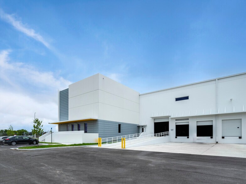 14101 NW 57th Ave, Opa Locka, FL à louer - Photo du bâtiment - Image 2 de 4