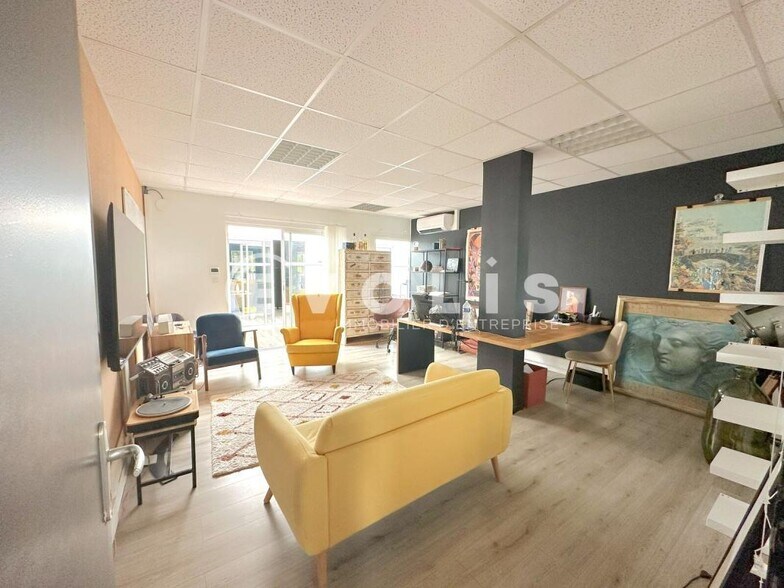 16 Rue Du 8 Mai 1945, Cenon for lease - Interior Photo - Image 2 of 12