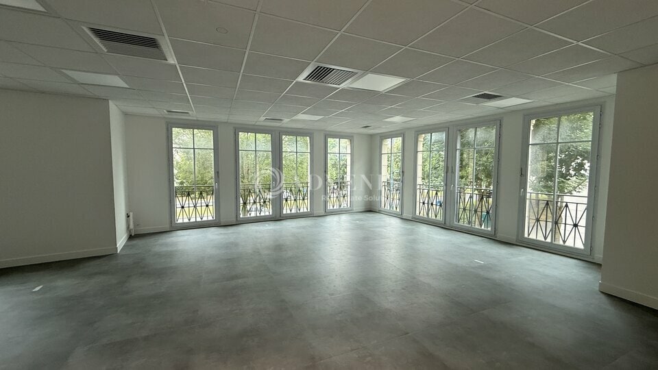 Office in Chessy for lease - Interior Photo - Image 2 of 12