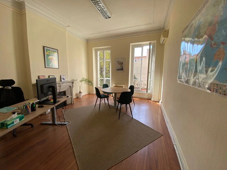 Office in Marseille for lease - Interior Photo - Image 2 of 8