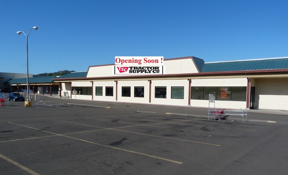 1350-24 to 30 NE Stephens St, Roseburg, OR for lease - Building Photo - Image 1 of 2