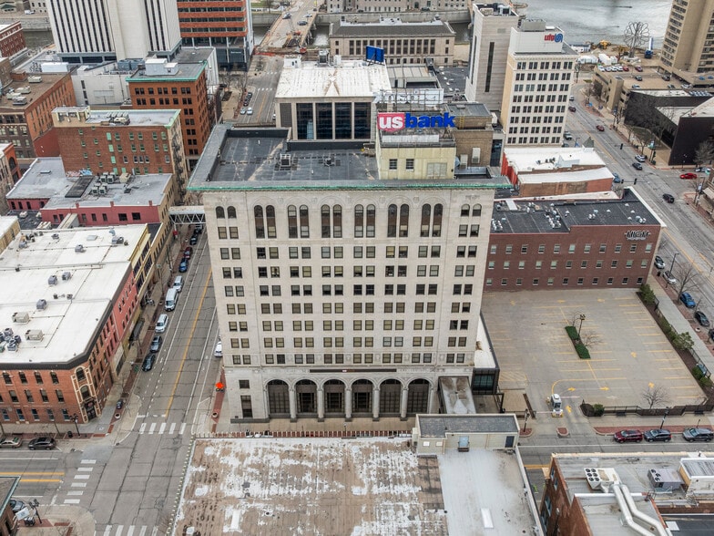 226 2nd St SE, Cedar Rapids, IA for sale - Building Photo - Image 2 of 16