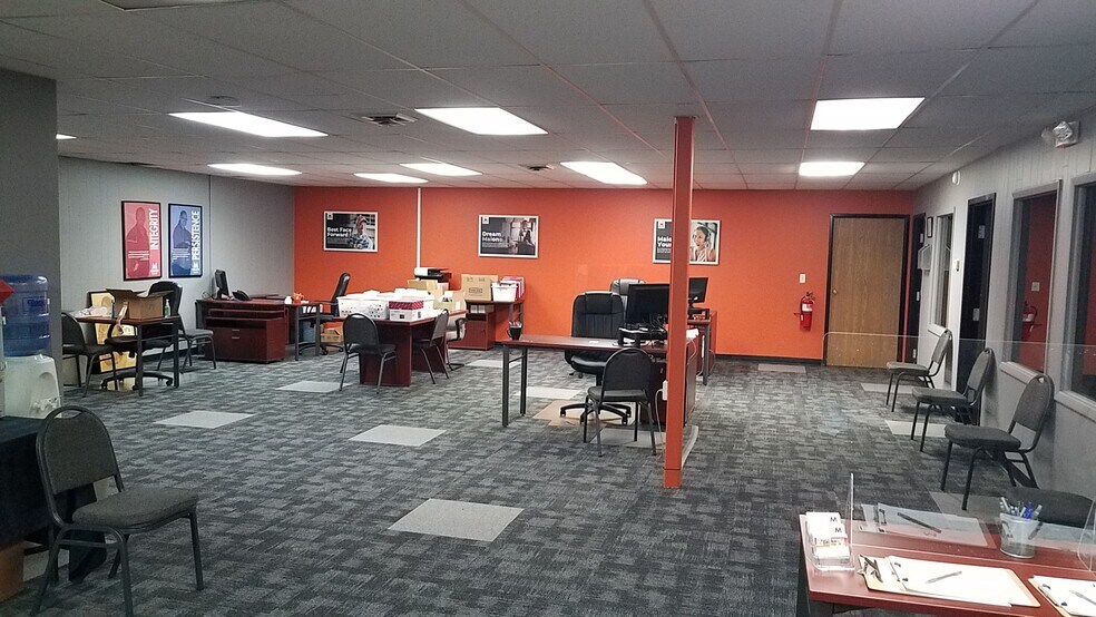 32290 5 Mile Rd, Livonia, MI à louer - Photo intérieure - Image 2 de 16