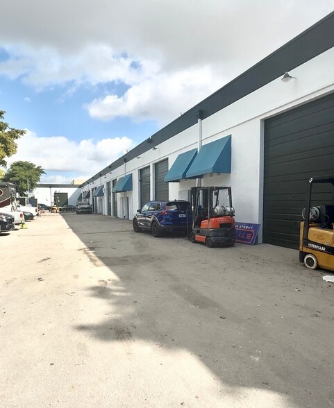 6405-6447 NW 82nd Ave, Miami, FL à louer - Photo du bâtiment - Image 1 de 6