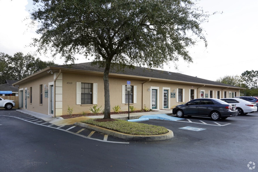 8909 Regents Park Dr, Tampa, FL for lease - Building Photo - Image 3 of 41