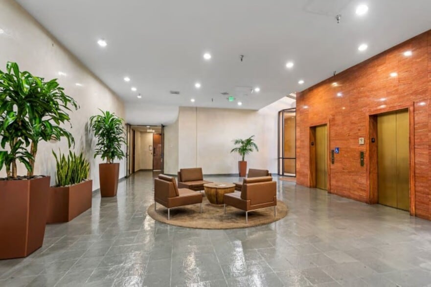 21731 Ventura Blvd, Woodland Hills, CA for lease - Lobby - Image 3 of 43
