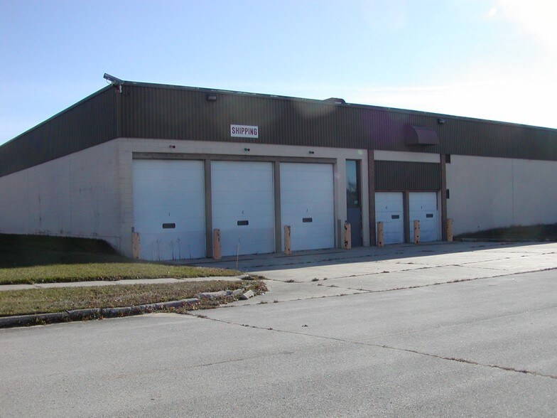 606 Parkway Blvd, Two Rivers, WI à louer - Photo du bâtiment - Image 2 de 17