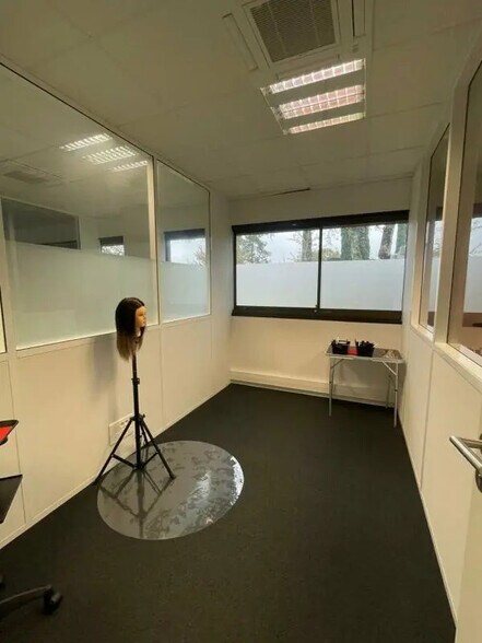 Office in Mérignac for lease - Interior Photo - Image 2 of 12