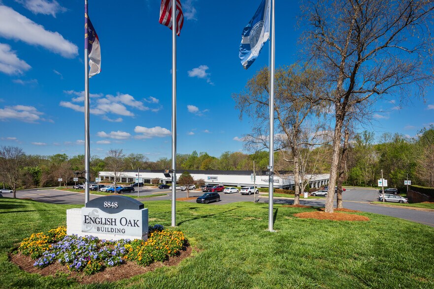 8848 Red Oak Blvd, Charlotte, NC à louer - Photo du bâtiment - Image 2 de 5