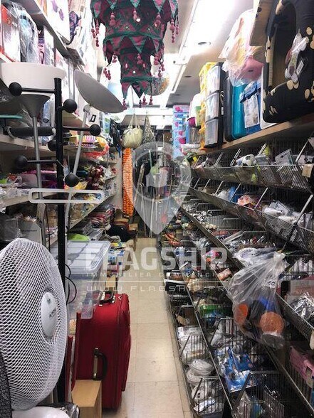 Retail in Boulogne-Billancourt for lease - Interior Photo - Image 2 of 4