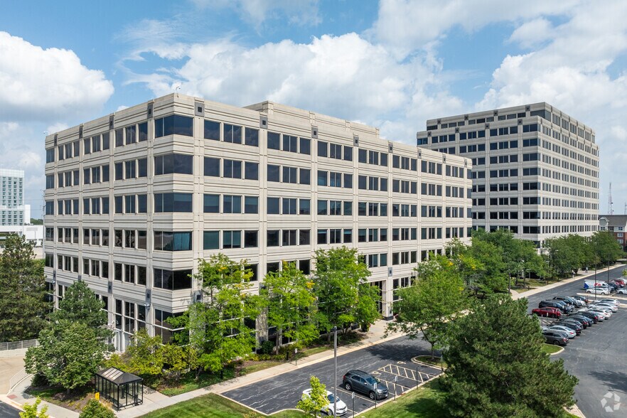 1500 McConnor Pky, Schaumburg, IL for lease - Building Photo - Image 2 of 13