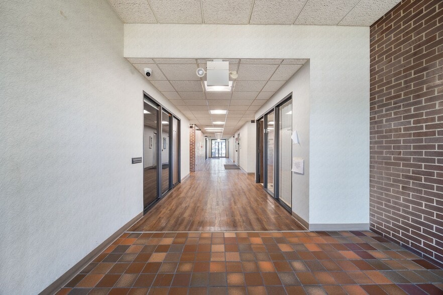 7000 W 111th St, Worth, IL à vendre - Hall d’entrée - Image 2 de 43
