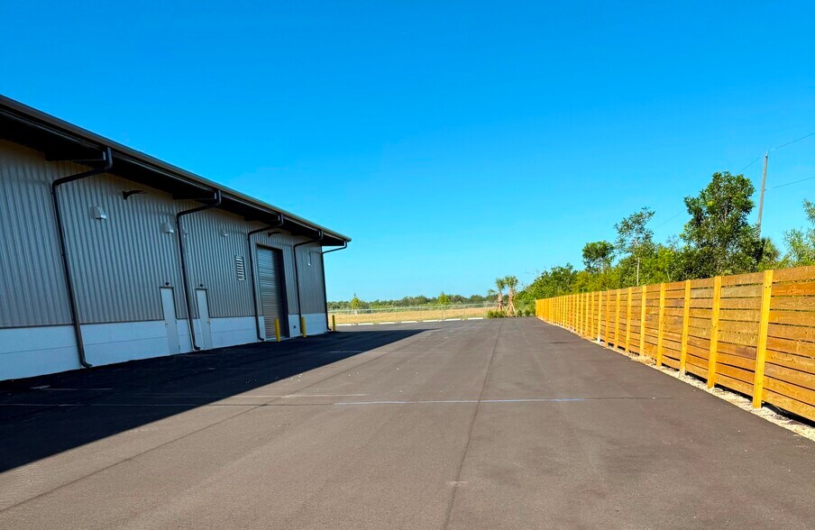 28080 Merchantile Ave, Punta Gorda, FL à vendre - Photo du bâtiment - Image 2 de 7