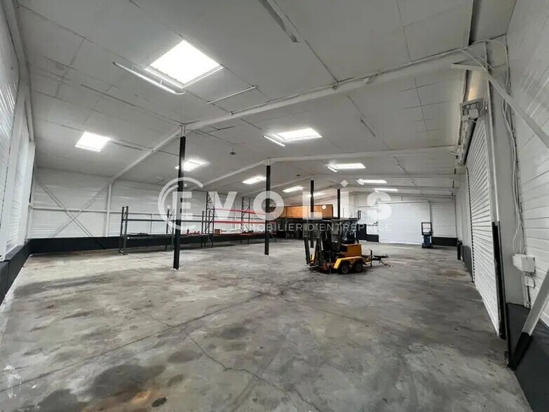 Office in Pusignan for lease - Interior Photo - Image 3 of 20