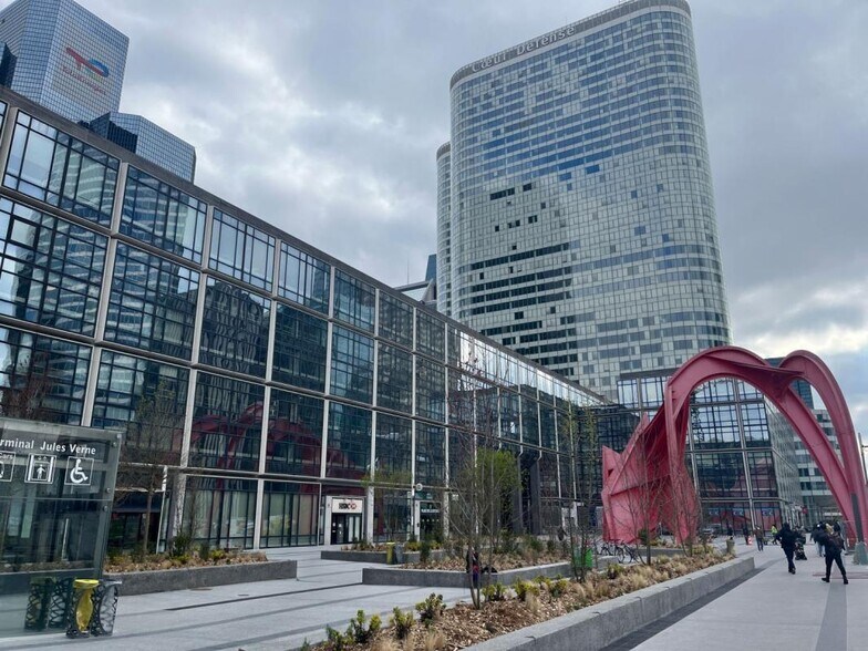 Office in Courbevoie for lease - Building Photo - Image 1 of 20