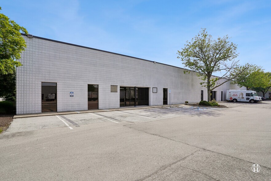 1810 S Lynhurst Dr, Indianapolis, IN à louer - Photo du bâtiment - Image 2 de 21