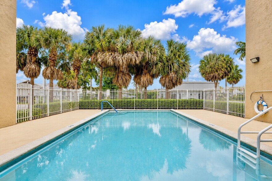 2400 NW 16th Street Rd, Miami, FL à vendre - Photo du bâtiment - Image 3 de 63