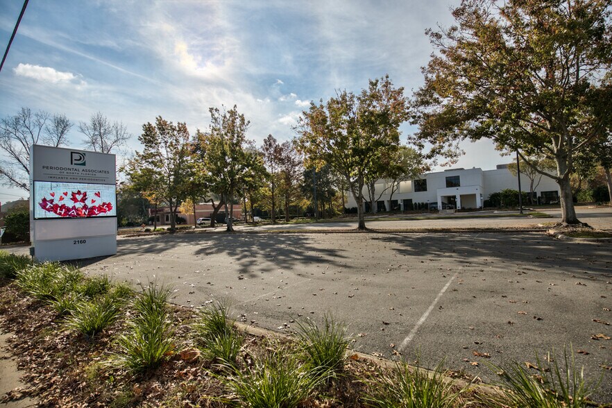 2160 Capital Cir NE, Tallahassee, FL à louer - Photo du bâtiment - Image 2 de 24