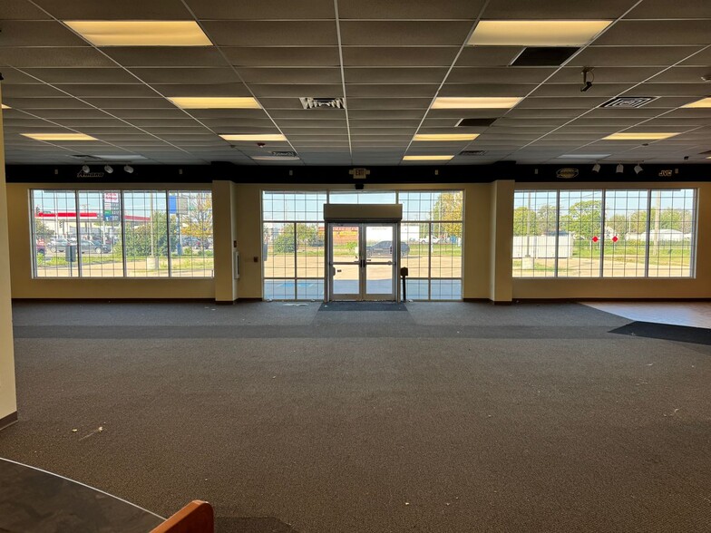 1418 E 4th Ave, Hutchinson, KS for lease - Building Photo - Image 2 of 11