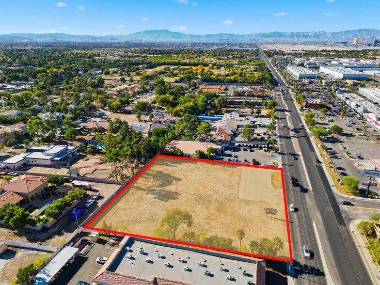 3611 E Sunset Rd, Las Vegas, NV à vendre - Photo du bâtiment - Image 3 de 11