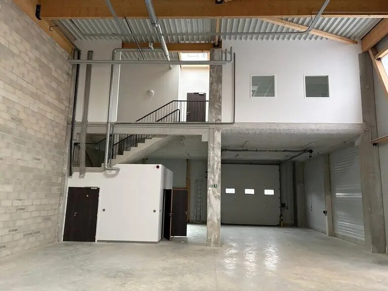 Flex in Lognes for lease - Interior Photo - Image 3 of 8