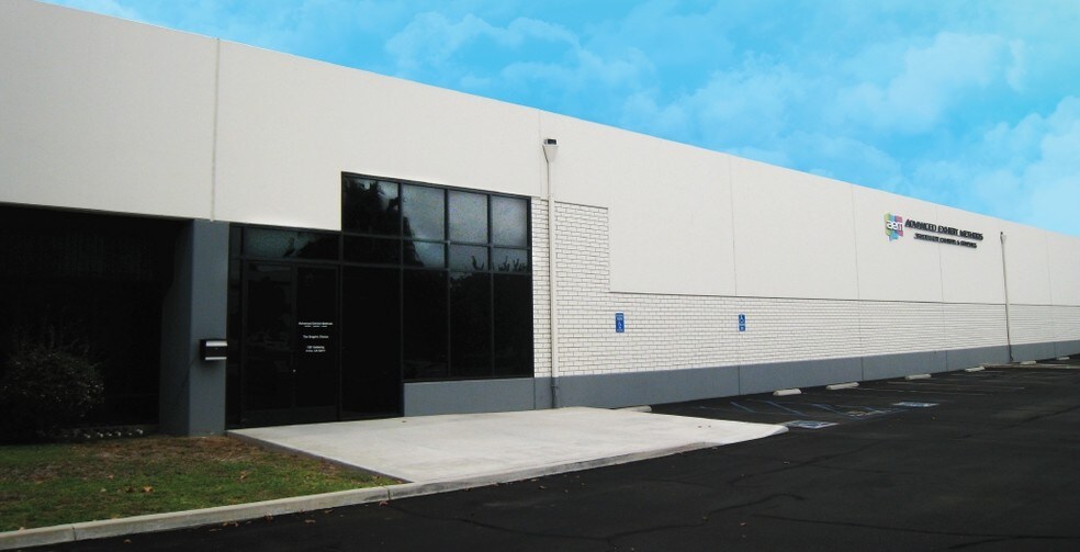 1881 Kettering St, Irvine, CA à louer - Photo du bâtiment - Image 3 de 6