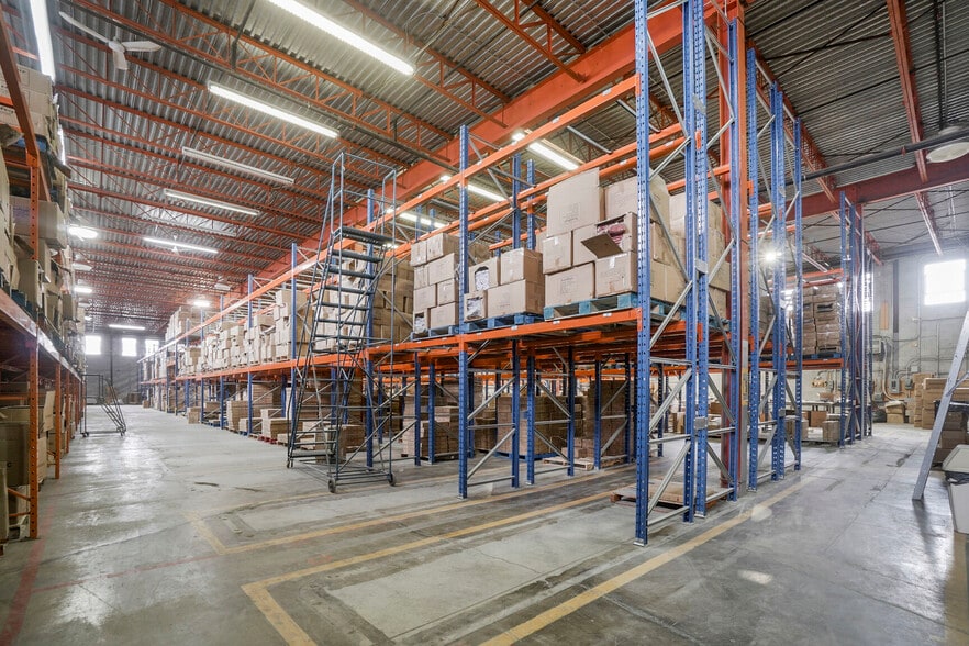 1280 Boul Jules-Poitras, Montréal, QC à louer - Photo du bâtiment - Image 2 de 21