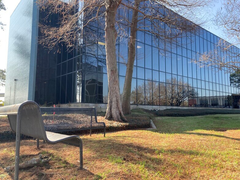 6660 Riverside Dr, Metairie, LA à louer - Photo du bâtiment - Image 3 de 6