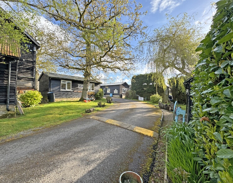 Coombe Hill Rd, East Grinstead for lease - Building Photo - Image 2 of 3