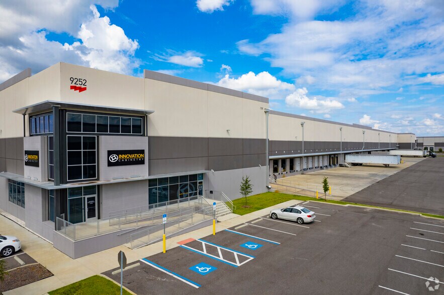 9210 E Columbus Dr, Tampa, FL à louer - Photo du bâtiment - Image 3 de 20