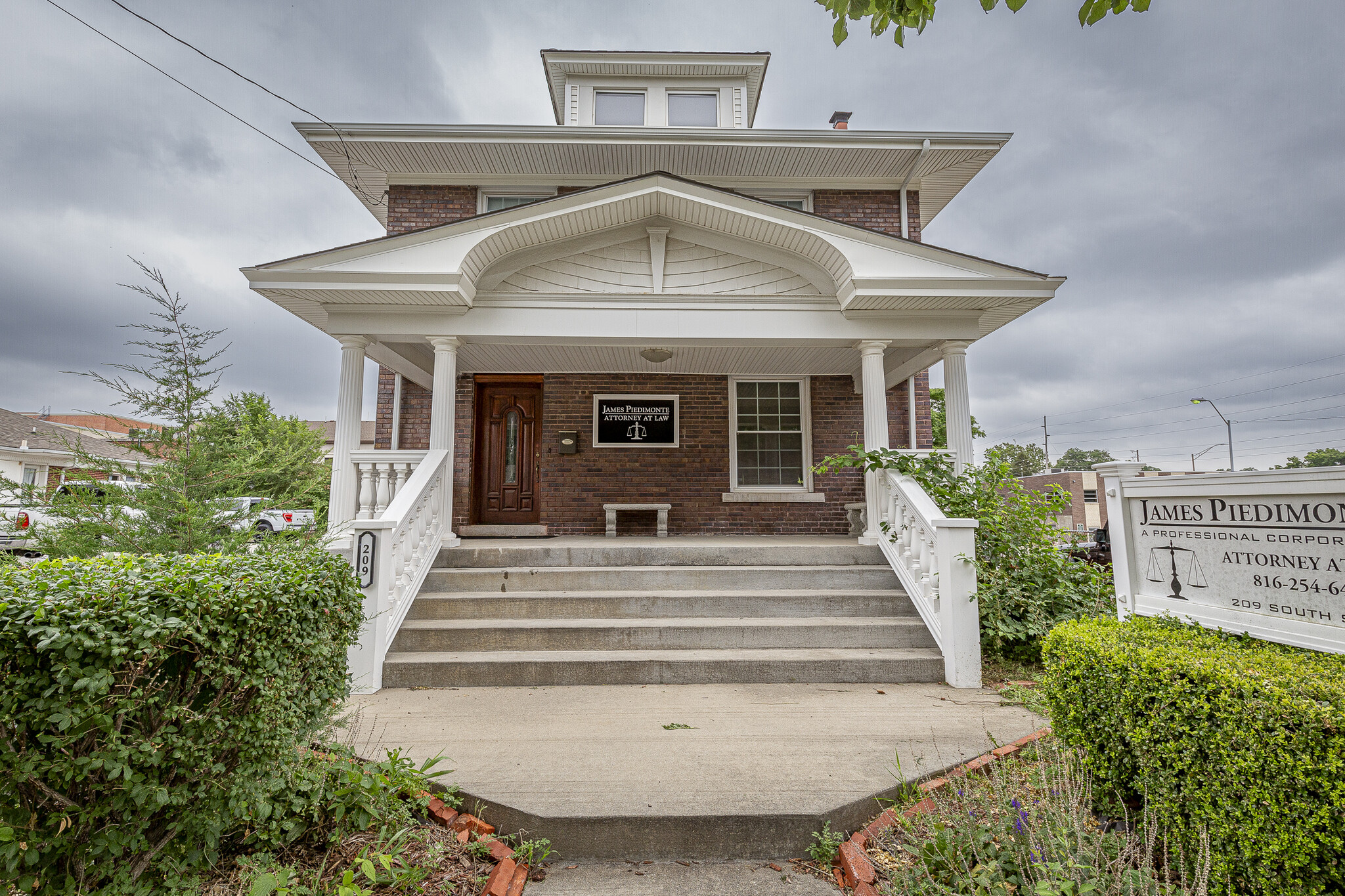 209 S Spring St, Independence, MO for lease Building Photo- Image 1 of 36