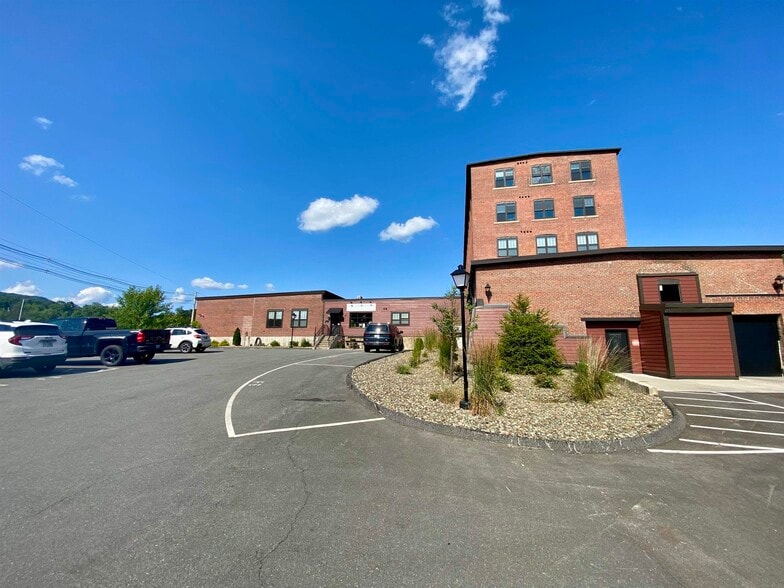 24 Beacon St, Littleton, NH for lease - Building Photo - Image 3 of 6