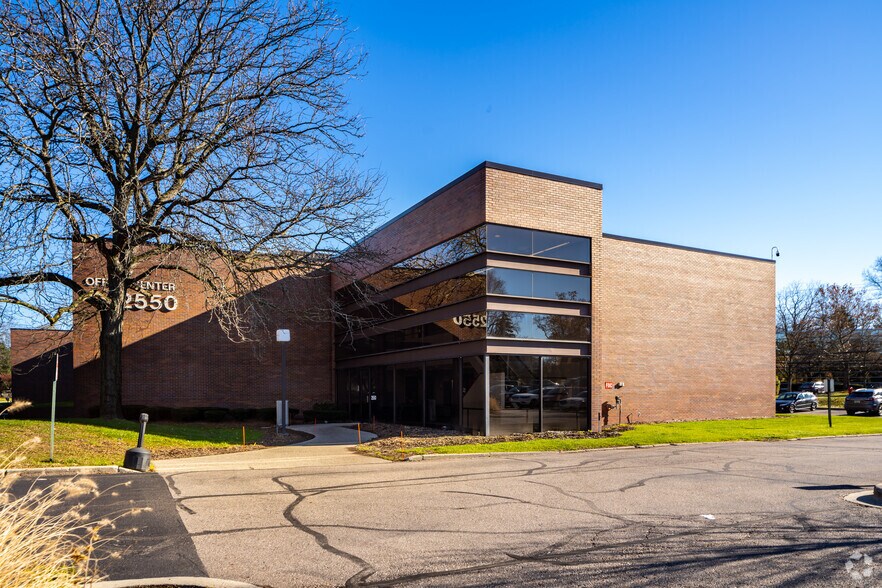 2550 S Telegraph Rd, Bloomfield Hills, MI à louer - Photo du bâtiment - Image 1 de 8