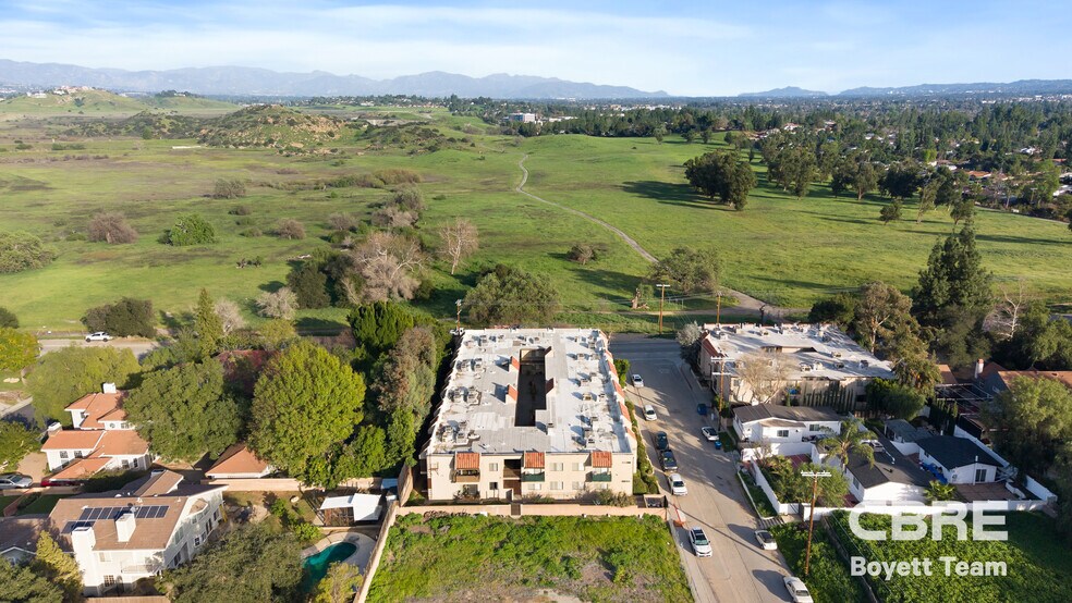 23901 Los Rosas St, West Hills, CA à vendre - Photo du bâtiment - Image 2 de 18