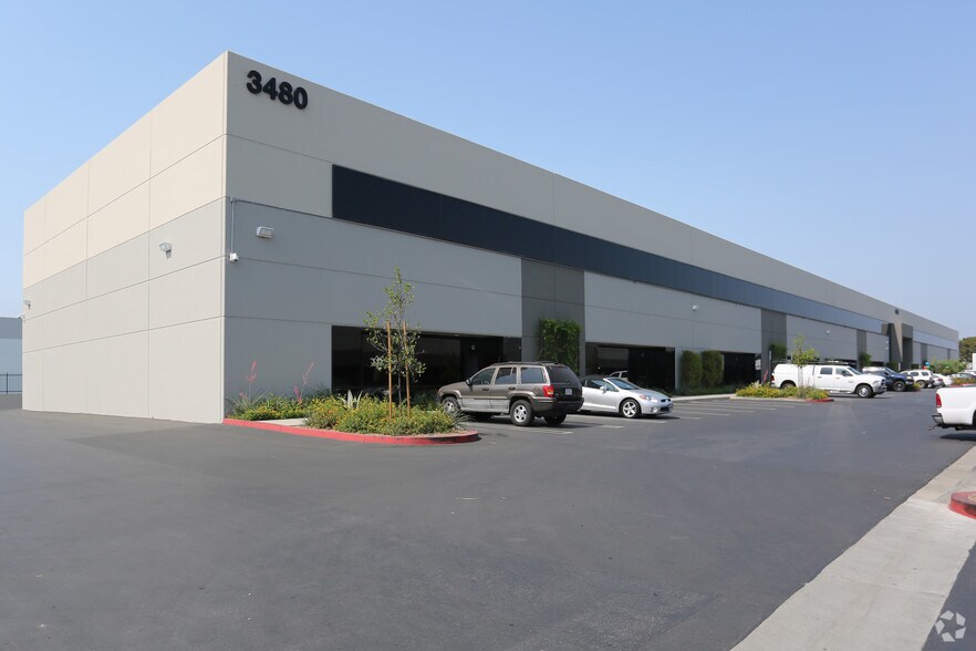 3400 W Warner Ave, Santa Ana, CA à louer - Photo du bâtiment - Image 3 de 13