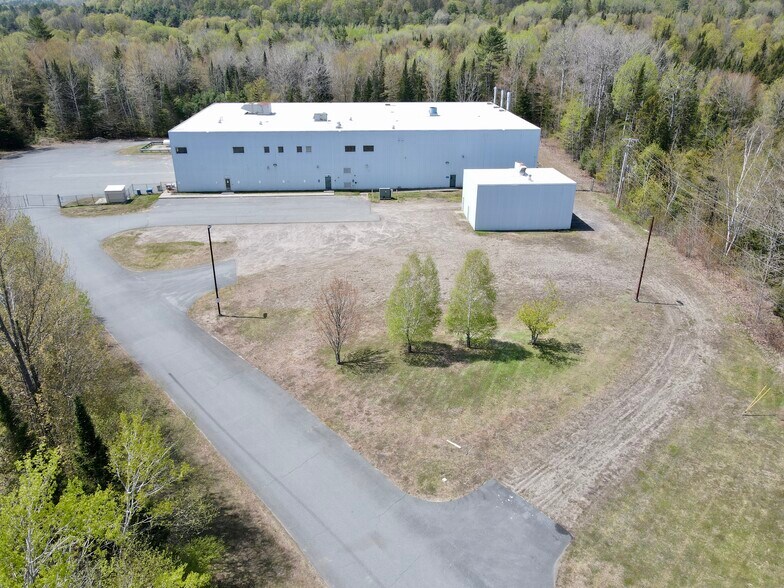 1227 Industrial Pky, Saint Johnsbury, VT à vendre - Photo du bâtiment - Image 2 de 10