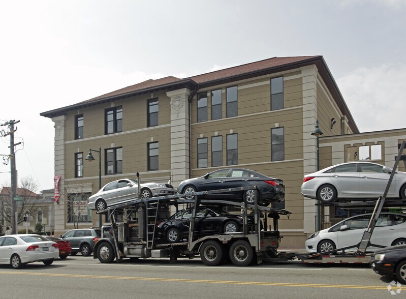 210 Old Country Rd, Mineola, NY à louer - Photo du bâtiment - Image 2 de 20