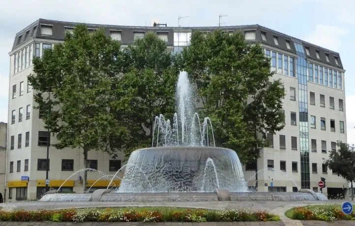 Office in La Garenne-Colombes for lease - Building Photo - Image 1 of 8