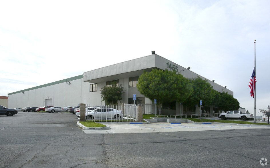 1455 Riverview Dr, San Bernardino, CA à louer - Photo du bâtiment - Image 2 de 2