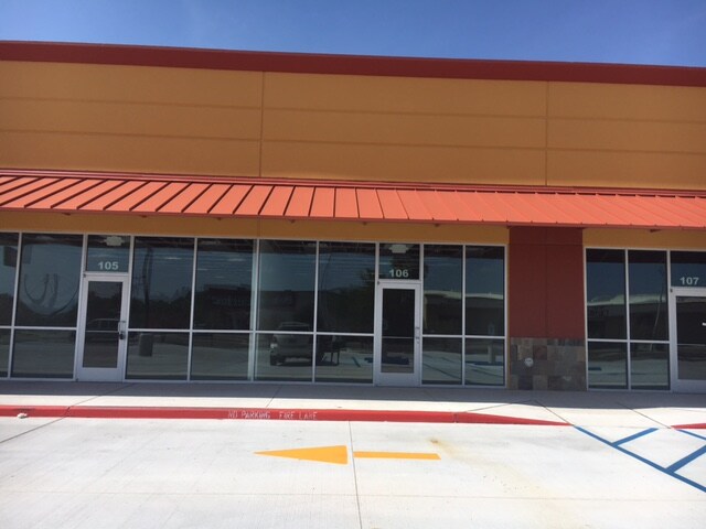 301 E Calton Rd, Laredo, TX à louer - Photo principale - Image 1 de 3