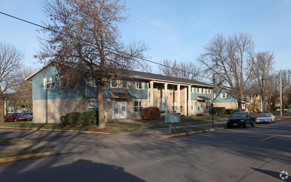 417 15th Ave SE, Saint Cloud, MN à vendre - Photo principale - Image 1 de 33
